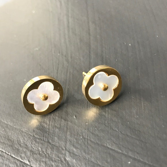 CLOSET REHAB Jewelry - 🆑 Clover Stud Earrings